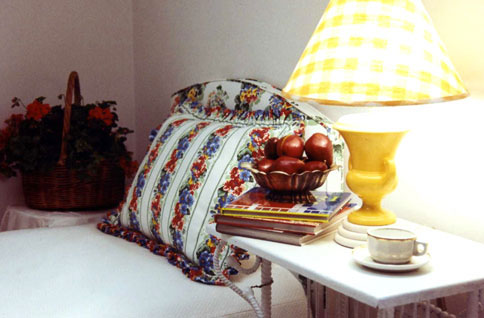 YELLOWLAMPBEDROOM
